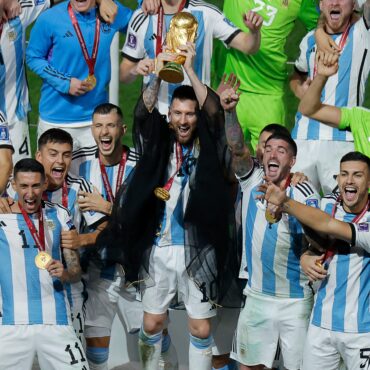 bisht,-a-vestimenta-usada-por-messi-na-comemoracao-da-argentina-apos-vitoria-na-copa-do-catar