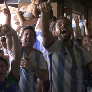 imagens:-argentinos,-brasileiros-e-paraguaios-comemoram-na-triplice-fronteira-vitoria-da-argentina-na-copa-do-mundo
