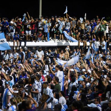 selecao-da-argentina-esta-em-casa,-e-messi-puxa-a-festa-com-a-copa-nas-maos