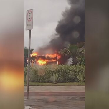 banheiros-quimicos-sao-incendiados-em-praia-grande;-video