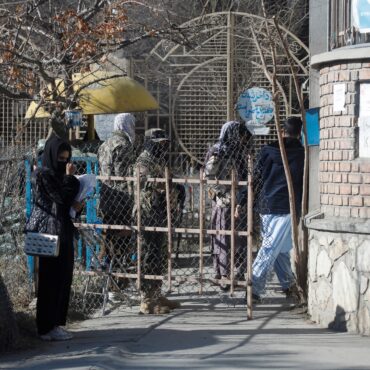 guardas-armados-impedem-entrada-de-mulheres-nas-universidades-do-afeganistao