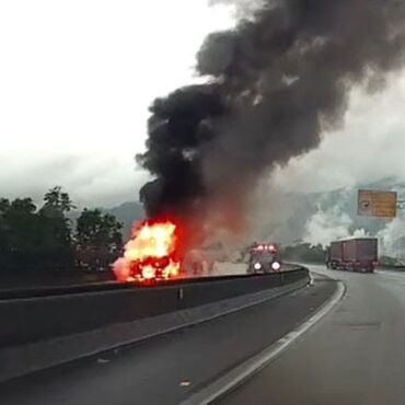 caminhao-pega-fogo-e-congestiona-a-rodovia-conego-domenico-rangoni