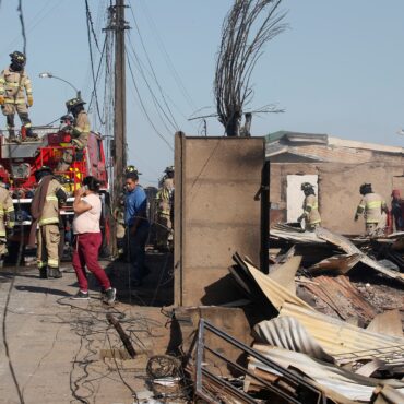 incendio-destroi-casas-e-deixa-2-mortos-na-cidade-turistica-chilena-de-vina-del-mar