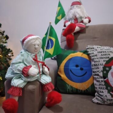 familias-vao-passar-natal-tematico-da-selecao-brasileira-em-ano-de-eliminacao-na-copa-do-mundo;-fotos