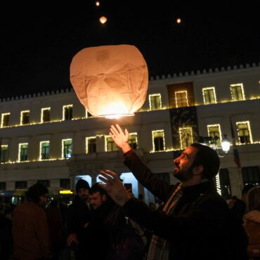 lanternas-iluminam-ceu-na-grecia,-durante-festividades-de-natal