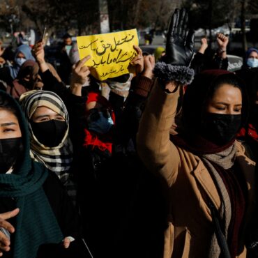 ongs-cancelam-programas-no-afeganistao-apos-taliba-proibir-funcionarias-mulheres