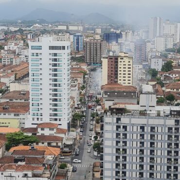 triplex-pega-fogo-e-duas-pessoas-sao-socorridas-apos-inalarem-fumaca-em-santos,-sp