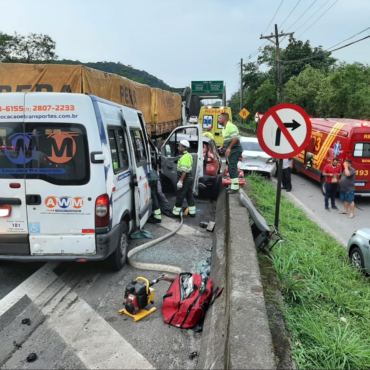 engavetamento-envolvendo-quatro-veiculos-deixa-feridos-na-rodovia-anchieta-em-cubatao,-sp