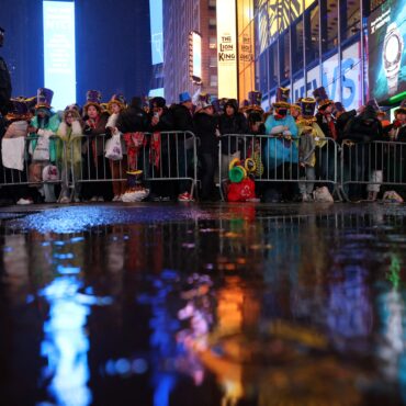 3-policiais-sao-atacados-por-homem-com-facao-durante-a-virada-de-ano-na-times-square,-em-nova-york