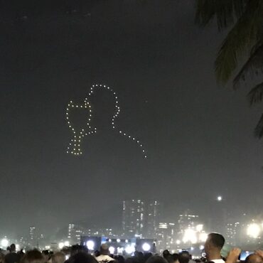 reveillon-em-santos-tem-homenagem-feita-com-drones-a-pele-e-show-de-fogos;-veja