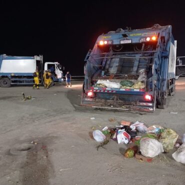 mil-toneladas-de-lixo-sao-retiradas-das-praias-de-guaruja-apos-a-virada-do-ano