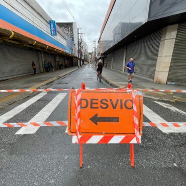 servicos-da-sabesp-interditam-trechos-no-centro-de-sao-vicente,-sp