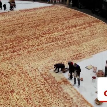 video:-empresa-tenta-bater-recorde-de-maior-pizza-do-mundo-nos-eua