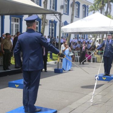 prefeito-de-guaruja-acompanha-passagem-de-comando-da-base-aerea