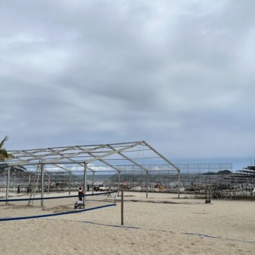 arena-verao-+-inicia-montagem de-estrutura-na-praia-da-enseada