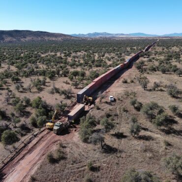 arizona-desfaz-muro-de-conteineres-improvisado-na-fronteira-com-o-mexico