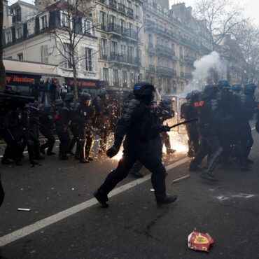 homem-perde-testiculo-apos-ser-agredido-por-policial-durante-manifestacao-em-paris