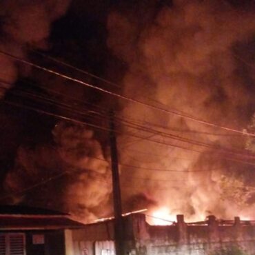 incendio-destroi-oficina-de-lanchas-e-assusta-moradores-em-guaruja;-video