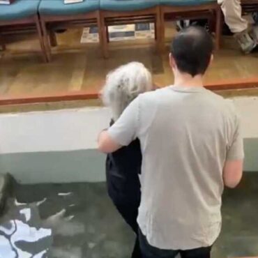 pastor-batiza-senhora-de-77-anos-e-afirma:-“jesus-sempre-vence!”
