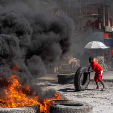 policia-do-haiti-bloqueia-ruas-e-invade-aeroporto-para-protestar-contra-mortes-de-policiais