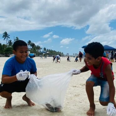 criancas-do-projeto-ondas-participam-de-mutirao-de-limpeza-na-praia-da-enseada