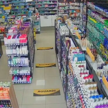 camera-de-seguranca-flagra-mulher-enchendo-a-bolsa-de-produtos-furtados-em-farmacia-no-litoral-de-sp;-video