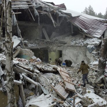 russia-acusa-ucrania-de-atacar-hospital-e-matar-14-pessoas;-video-mostra-destruicao