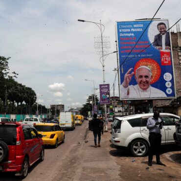 palco-que-recebera-papa-francisco-desaba-parcialmente-na-republica-democratica-do-congo