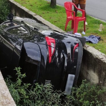 motorista-perde-o-controle-do-carro-e-cai-dentro-de-canal-em-guaruja,-sp