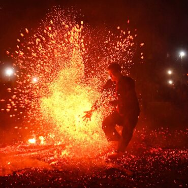 ritual-de-danca-com-fogo-gera-cenas-impressionantes-no-vietna;-video-e-fotos