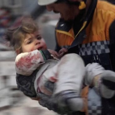 video:-crianca-e-salva-dos-escombros-de-terremoto-em-azaz,-na-siria