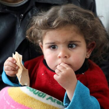 menina-de-18-meses-e-resgatada-ilesa-de-escombros-na-siria,-mas-sua-mae-gravida-e-seus-dois-irmaos-morrem-em-terremoto