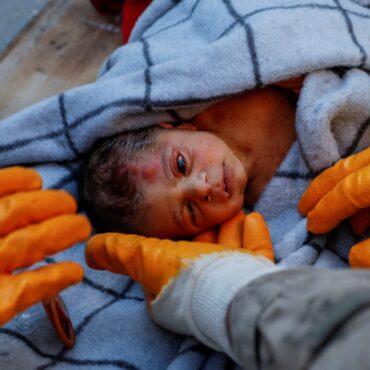video:-bebe-recem-nascido-e-resgatado-com-vida-em-hatay,-na-turquia