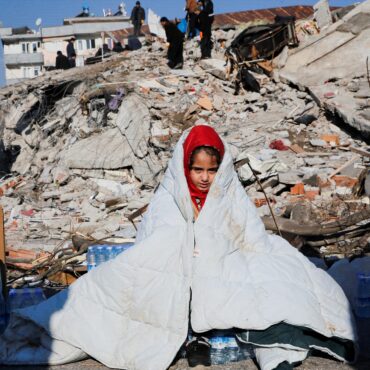 mortes-no-terremoto-da-turquia-e-da-siria-passam-de-17-mil-e-igualam-tremor-de-1999