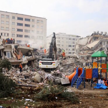 quase-50-pessoas-sao-detidas-na-turquia-por-furtos-apos-terremotos