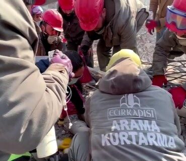 em-diferentes-cidades-da-turquia,-socorristas-salvam-uma-mulher-e-um-bebe-que-passaram-128-horas-sob-escombros;-veja-videos