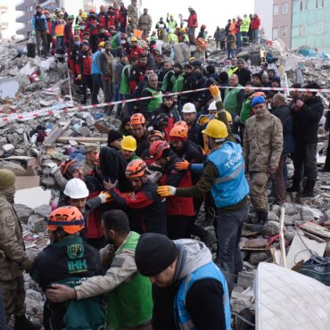 trabalhos-de-resgate-continuam,-mas-chances-de-encontrar-sobreviventes-na-turquia-e-na-siria-e-menor-a-cada-minuto