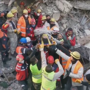 terremoto-na-turquia:-equipes-de-emergencia-resgatam-bebe-e-menina-de-10-anos-apos-6-dias-debaixo-de-escombros