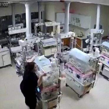 enfermeiras-seguram-incubadoras-e-protegem-bebes-em-hospital-turco-durante-terremoto;-veja-video