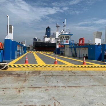 balsa-para-passageiros-e-entregue-reformada-para-travessia-entre-santos-e-guaruja,-sp