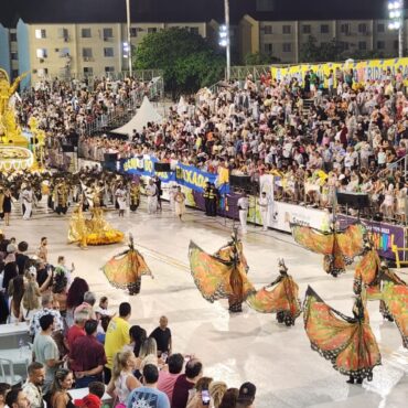 carnaval-de-santos-2023:-veja-os-desfiles-das-escolas-de-samba-do-grupo-especial-na-integra