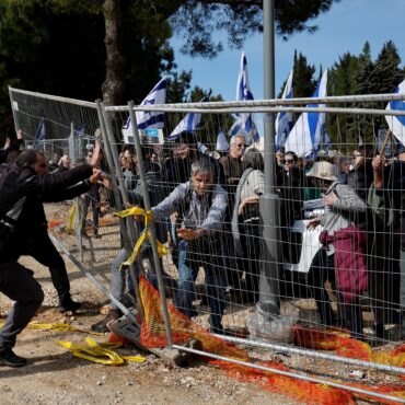 israel-tem-protestos-em-massa-e-greve-geral-enquanto-netanyahu-avanca-no-parlamento-com-sua-polemica-reforma-judicial