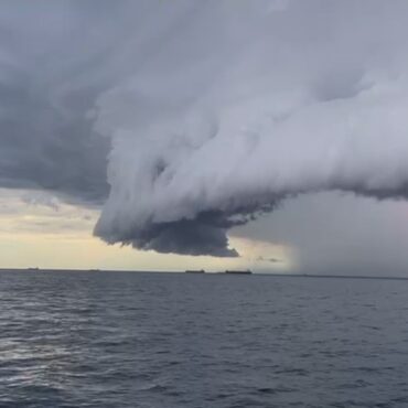 nuvem-gigante-e-carregada-de-raios-e-filmada-sobre-o-mar-antes-de-tempestade-atingir-litoral-de-sp-com-rajadas-de-ate-139-km/h