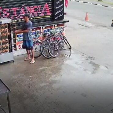 homem-furta-espeto-com-frangos-assados-e-foge-de-bicicleta-no-litoral-de-sp;-video