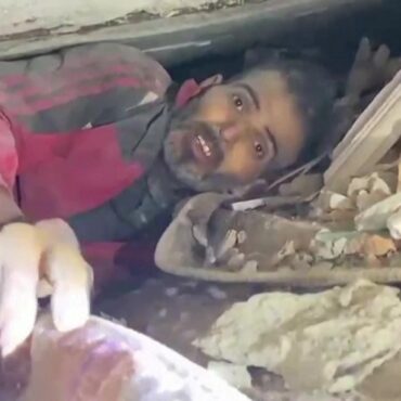 duas-pessoas-sao-retiradas-vivas-dos-escombros-12-dias-apos-terremoto-na-turquia;-veja-video