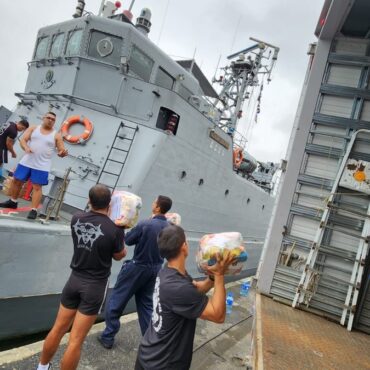 ‘navio-de-guerra’-enfrenta-8h-de-viagem-para-levar-mais-de-30-toneladas-em-doacoes-as-vitimas-do-temporal-no-litoral-norte