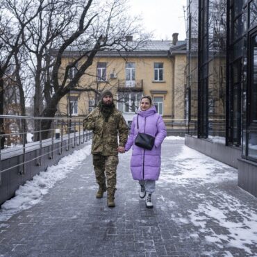 ‘as-criancas-sao-o-nosso-futuro’:-soldados-ucranianos-congelam-esperma-em-meio-a-guerra-com-a-russia