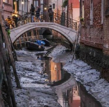 as-impressionantes-imagens-dos-canais-de-veneza-secos