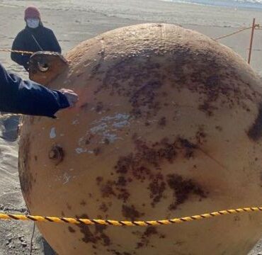 o-que-e-esfera-metalica-misteriosa-que-apareceu-em-praia-no-japao,-segundo-oceanografo