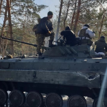 soldados-ucranianos-reciclam-material-belico-abandonado-apos-ataques-russos